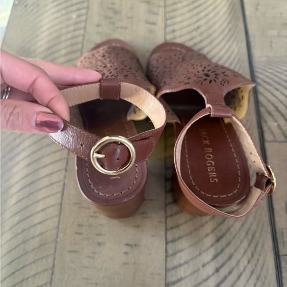 NEW Jack Rogers Womens Brown Laser
Cut Ronnie Block Heel Leather Sandals
9.5M - Picture 7 of 9